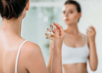 Pulverizare Parfum pe Gat