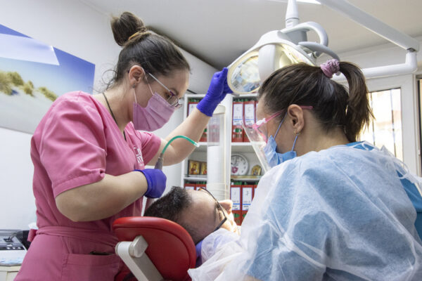 Implanturi dentare pentru îmbunătățirea funcționalității orale