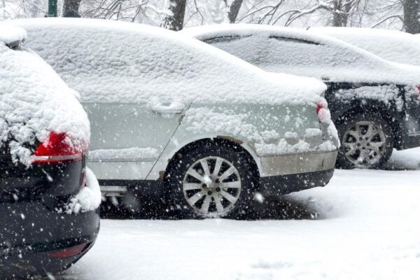 Cod roșu de ninsoare și mesaj Ro-Alert în București și Ilfov: Strat de zăpadă de până la 50 cm. Autostrăzi închise, zboruri anulate  