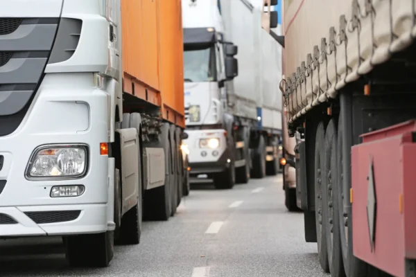 Șoferi de TIR, suspectați că furau laptopurile transportate. Percheziții în Prahova și Buzău