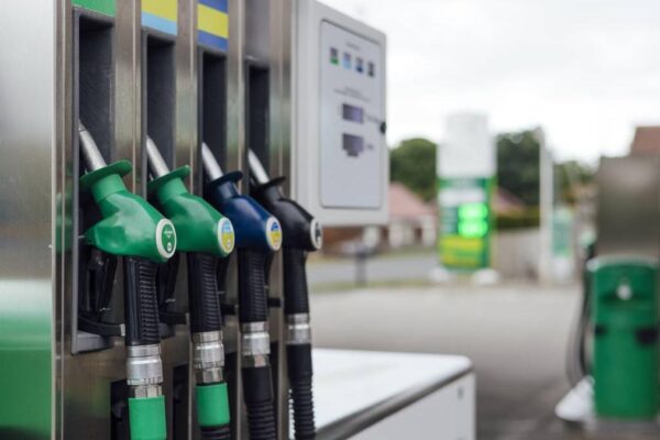 Paradoxul carburanților: Țările vecine cu importuri masive au prețuri mai mici decât România 