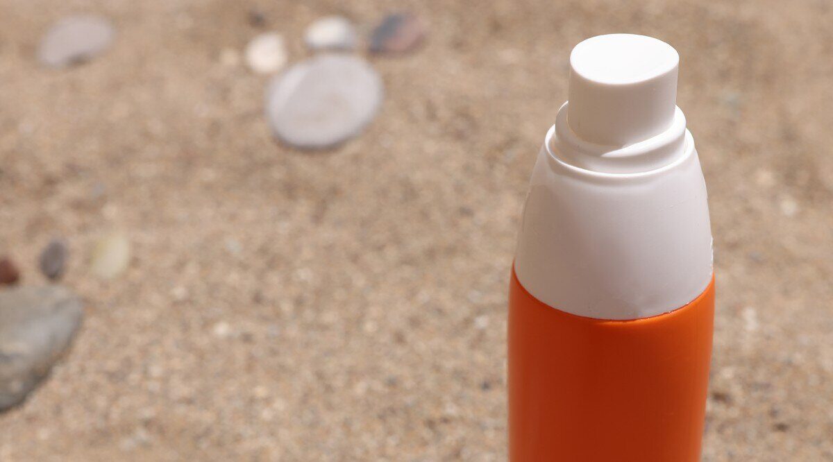 Crema cu SPF expiră? Cum îți dai seama dacă mai poate fi folosită